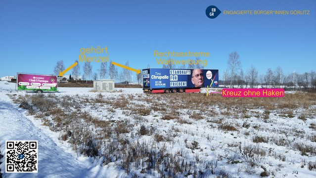 Weite Sicht auf dem Trailer mit dem Kreuz ohne Haken davor