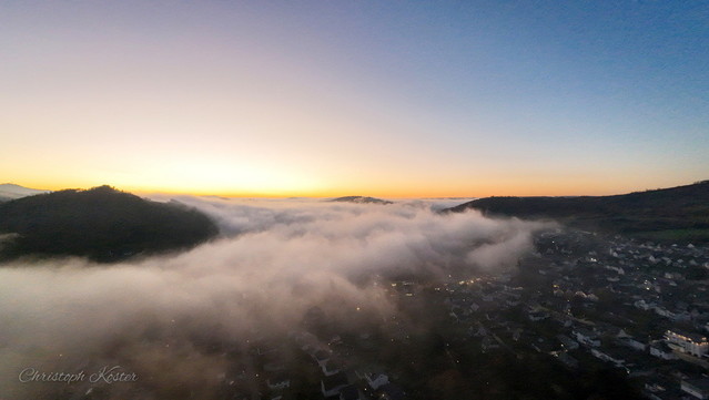 When a band of fog rolled up through the Ruhr valley this evening, I immediately launched the drone.
Unfortunately, the pictures didn't turn out well due to the lack of light.
But hopefully they still capture the impressive atmosphere I felt.