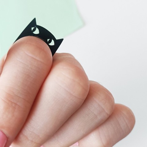Black ring in the shape of a cat
