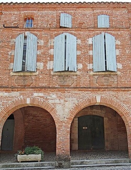 Immeuble à #Auvillar (#TarnEtGaronne) La place d'Auvillar qui entoure la halle, présente un curieux plan triangulaire et forme un ensemble de maisons à arcades. Ce centre constitue, avec sa halle, un exemple de...
Suite 👉 https://monumentum.fr/monument-historique/pa00095691/auvillar-immeuble
#Patrimoine #MonumentHistorique
Photo CC-BY-SA 4.0 : MOSSOT