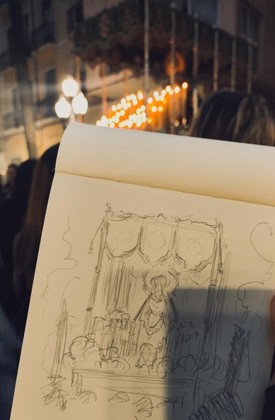 Foto de un boceto de un paso de semana santa en Alicante, con el mismo paso de fondo.