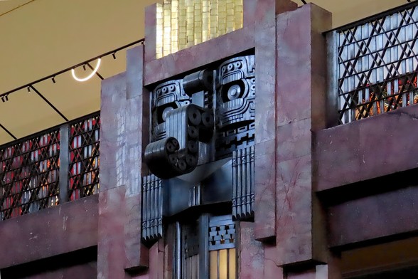 Un adorno en el cruce de una columna y un nivel superior mostrando a Chac Mool, el mismo dios de la lluvia que Tlaloc, pero como lo representaban los Mayas.